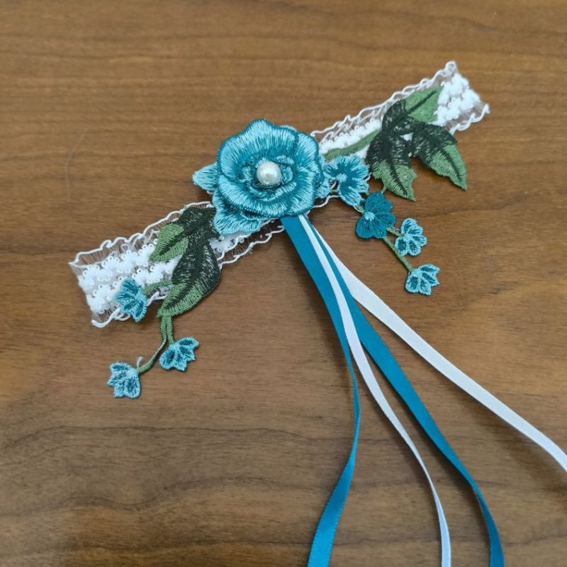 Jarretiere avec fleurs brodées dans les tons vert / bleu