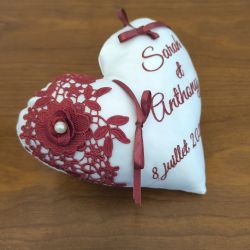 Coussin de mariage en forme de coeur personnalisé, orné de dentelle et fleurs de couleur bordeau