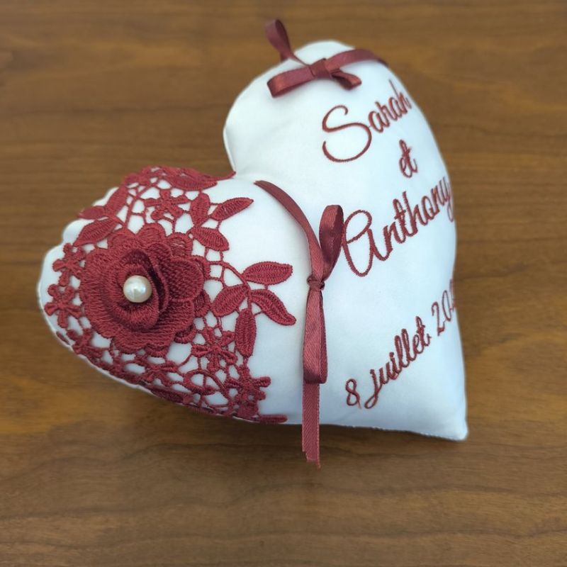 Coussin de mariage en forme de coeur personnalisé, orné de dentelle et fleurs de couleur bordeau