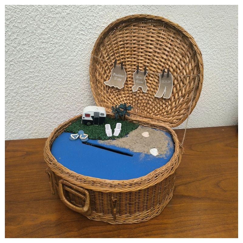 Urne pour mariage sur le theme des vacances - la valise en osier