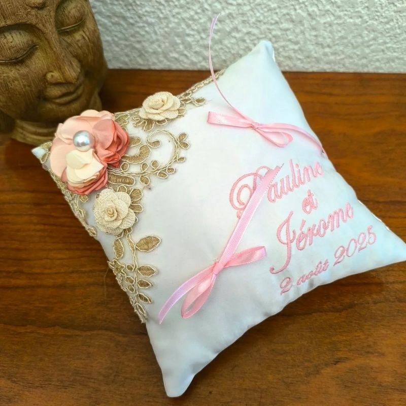 Coussin de mariage personnalisé, orné de dentelle et fleurs de couleur or et vieux rose
