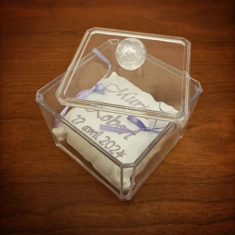 Porte-alliances : la boite en cristal (plexiglass)