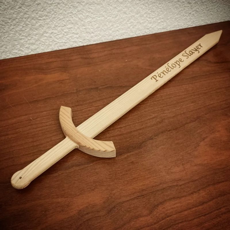 Epee en bois gravée