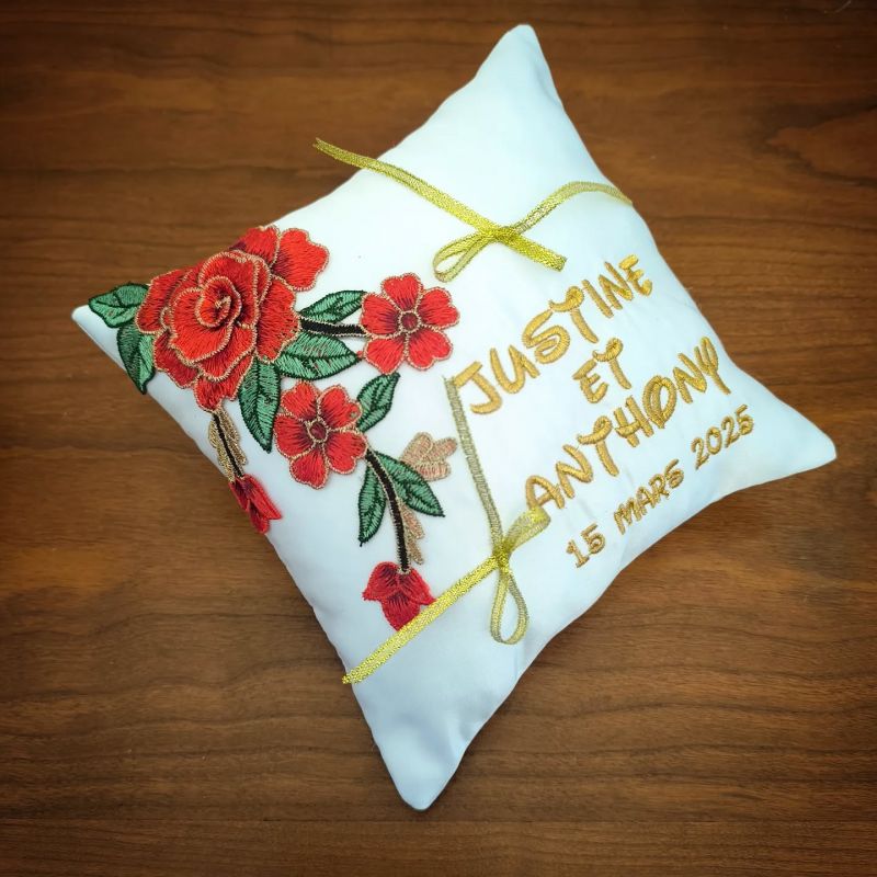 Coussin de mariage personnalisé : les roses brodées en rouge