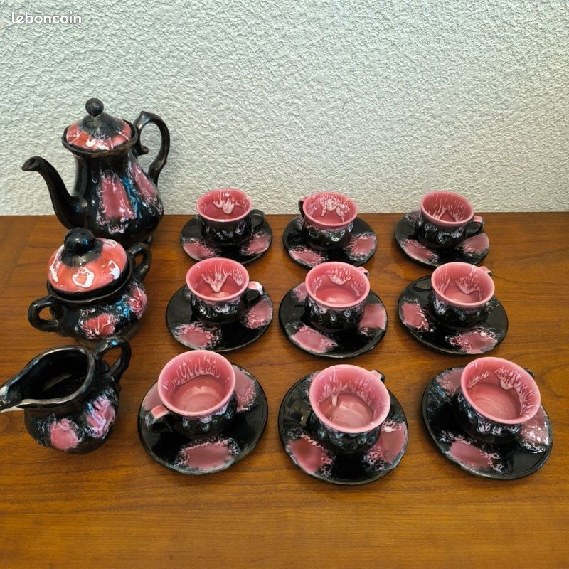 Service à café vallauris en faience vintage noir et rose (25 pièces année 60 ?)