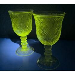 Paire de verres calices critallerie avon enrichi en manganese