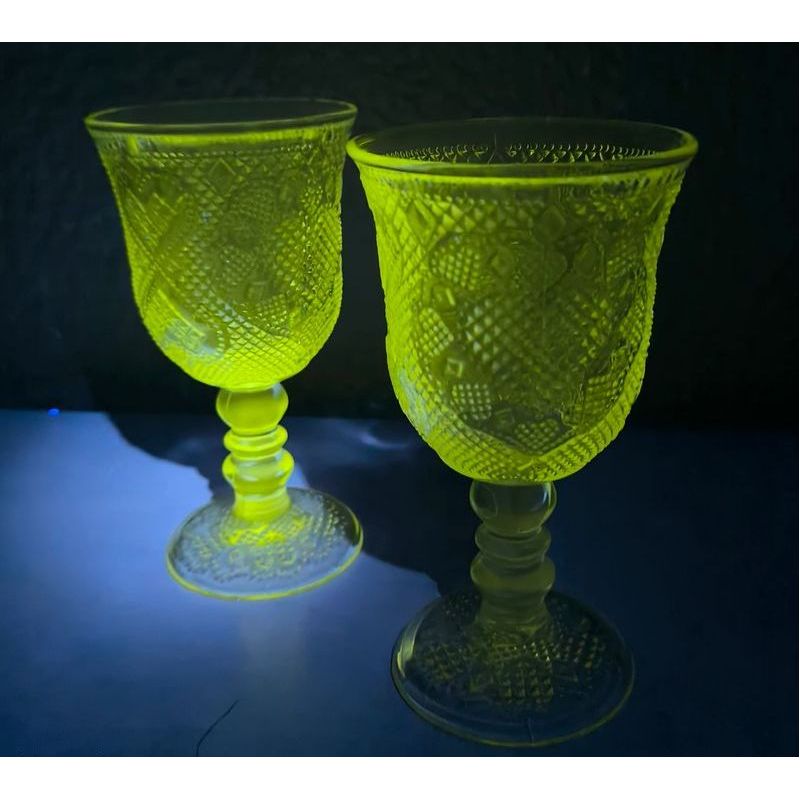 Paire de verres calices critallerie avon enrichi en manganese