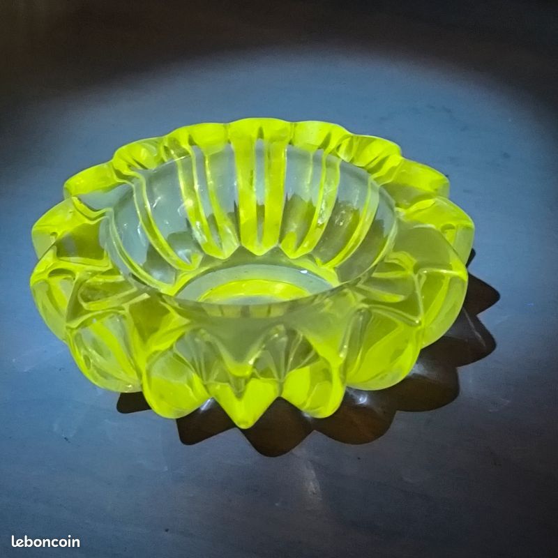 Cendrier en verre enrichi en manganèse pierre d'avesn art deco