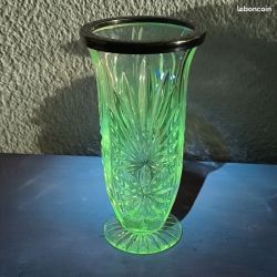 Joli vase ancien en verre enrichi en manganèse