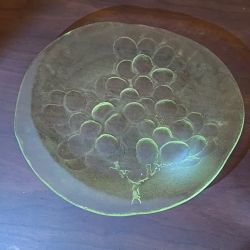 Assiette avec motif Raisin Série Kosta Boda Ø 25,5 cm - Ann Wärff - verre enrichi en manganèse Suède
