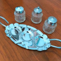 Trio Saliere poivriere moutardiere en verre enrichi en manganese sur plateau inox