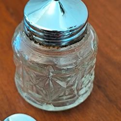 Trio Saliere poivriere moutardiere en verre enrichi en manganese sur plateau inox