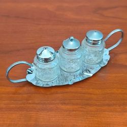 Trio Saliere poivriere moutardiere en verre enrichi en manganese sur plateau inox