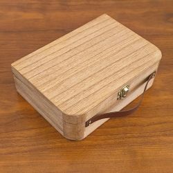 Porte-alliances original : Une valisette en bois