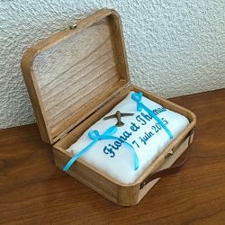 Porte-alliances original : Une valisette en bois