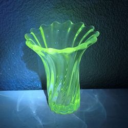 Vase en Corolle (en Cristal de Daume ou Vanne ?) verre enrichi en manganese