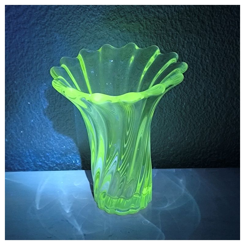 Vase en Corolle (en Cristal de Daume ou Vanne ?) verre enrichi en manganese
