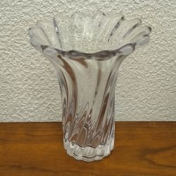Vase en Corolle (en Cristal de Daume ou Vanne ?) verre enrichi en manganese