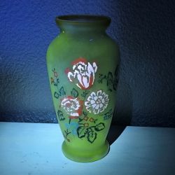 Vase ancien avec decor peint à la main motifs fleuris (pate de verre ou opalin ? )