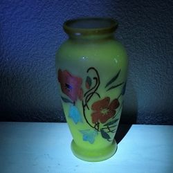Vase ancien avec decor peint à la main motifs fleuris (pate de verre ou opalin ? )