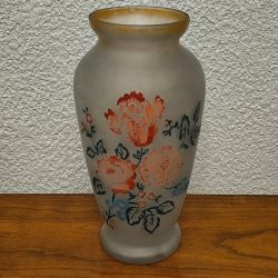 Vase ancien avec decor peint à la main motifs fleuris (pate de verre ou opalin ? )