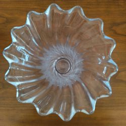 Vase vintage en Corolle (en Cristal de Daume ou Vanne ?) verre enrichi en manganese