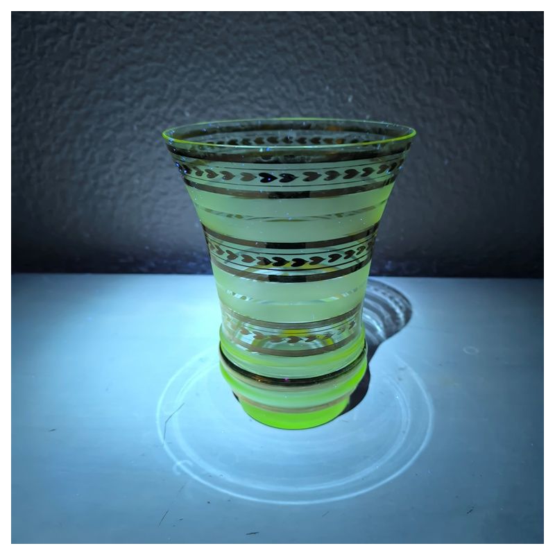 Vase rétro en verre enrichi en manganese (cristallerie bayel ?)
