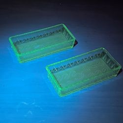 2 plats apéritif, vide poche art déco 1930 ? Verre enrichi en manganese
