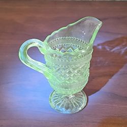 Aiguiere / pot à lait en cristal enrichi en manganèse