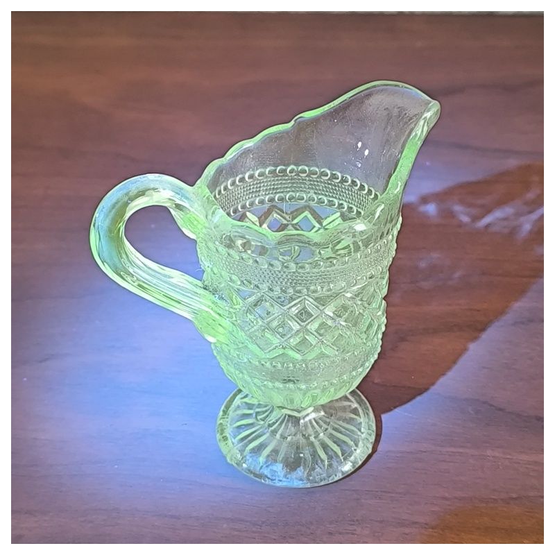 Aiguiere / pot à lait en cristal enrichi en manganèse