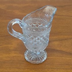 Aiguiere / pot à lait en cristal enrichi en manganèse