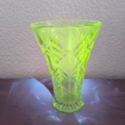 Vase ancien en verre enrichi en manganese