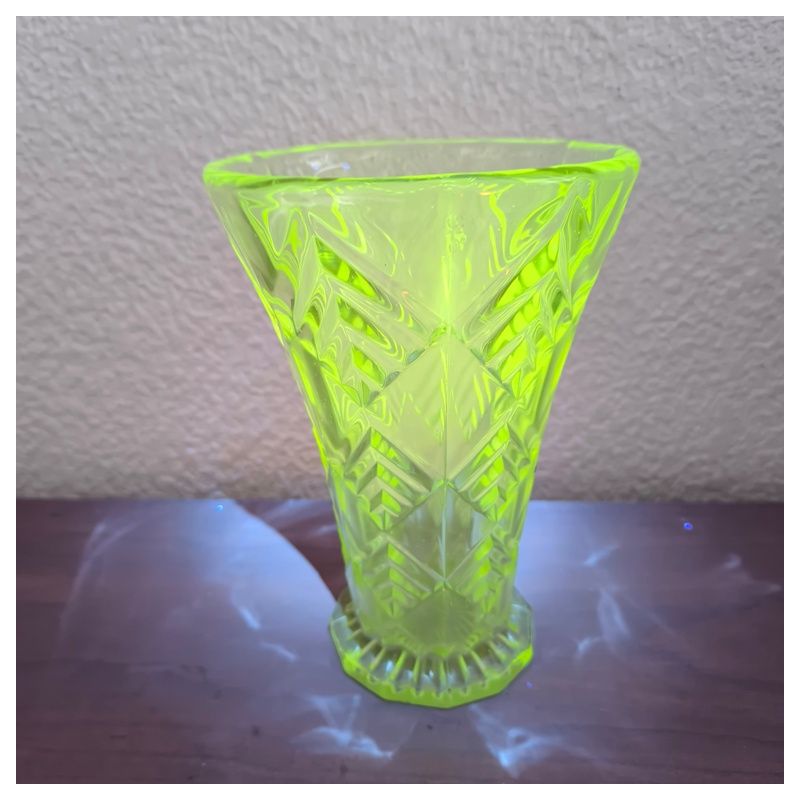 Vase ancien en verre enrichi en manganese