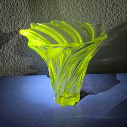 Vase ancien en cristal (verre enrichi en manganèse )