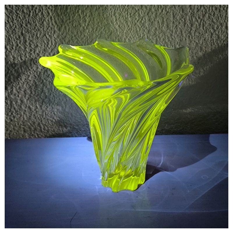 Vase ancien en cristal (verre enrichi en manganèse )