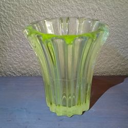 Vase ancien en verre enrichi en manganese
