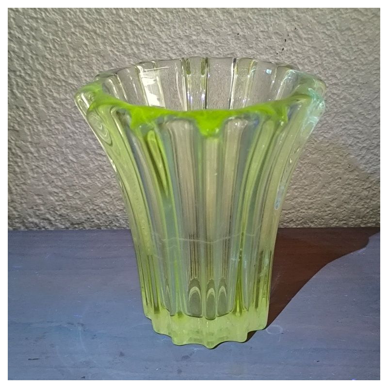 Vase ancien en verre enrichi en manganese