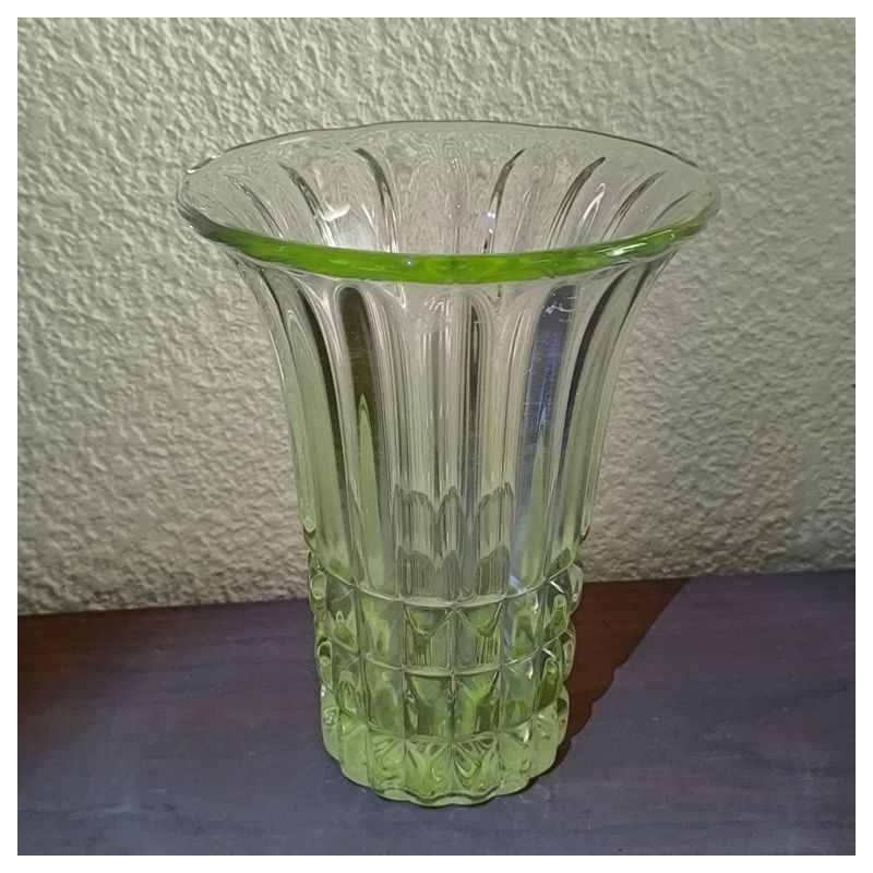 Vase ancien en verre enrichi en manganese