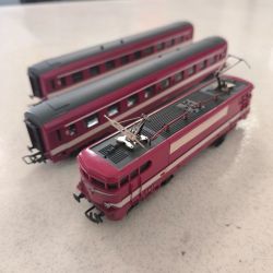 Locomotive électrique de la SNCF BB 9288 train avec 2 wagons jouef hO