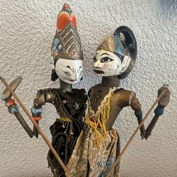 Paire de Marionnettes indonesiennes marottes sur tige en bois / unique, artisanal