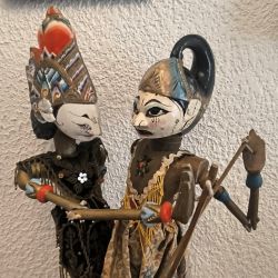 Paire de Marionnettes indonesiennes marottes sur tige en bois / unique, artisanal