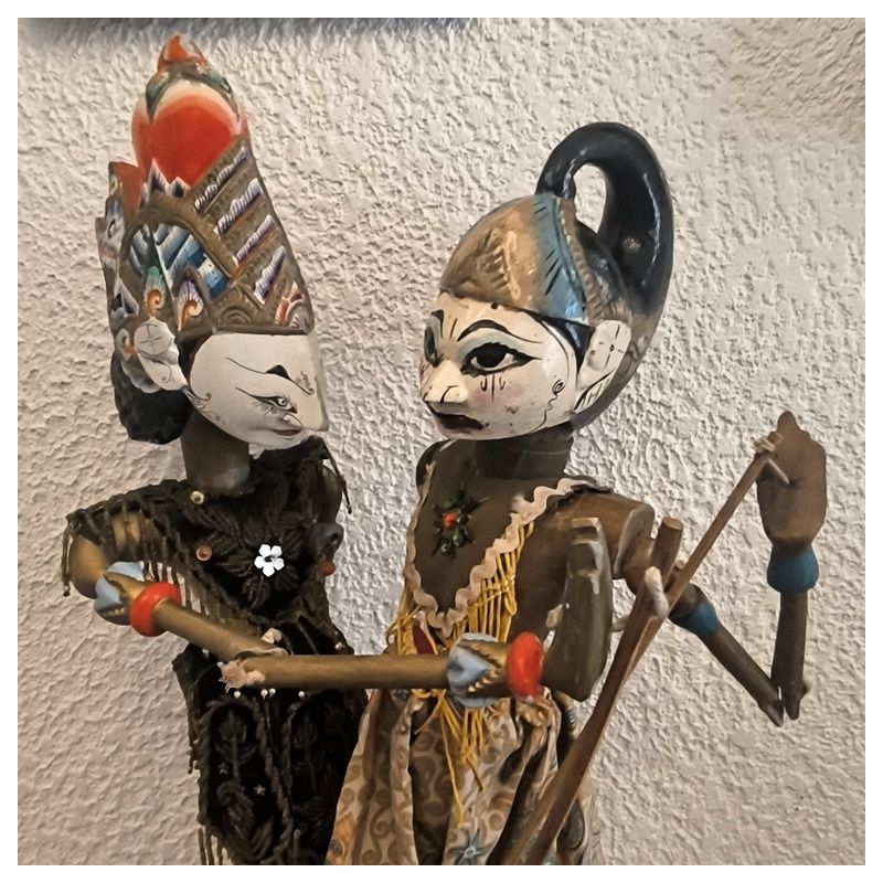 Paire de Marionnettes indonesiennes marottes sur tige en bois / unique, artisanal