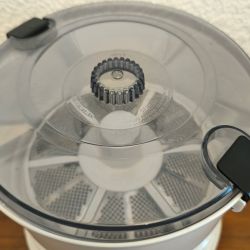 éplucheur 2 en 1 : pour pommes de terre, oignons, carottes avec un panier essoreuse à salade 