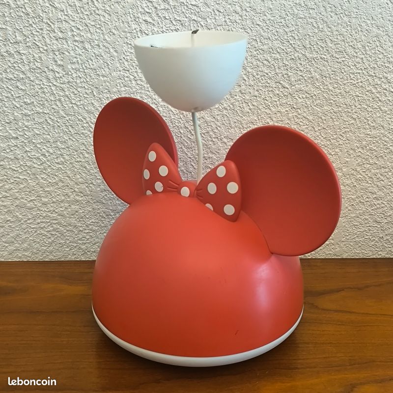Suspension pour enfant en forme de Minnie Mouse. Elle convient pour toute chambre d'enfant. Fournie sans ampoule E27