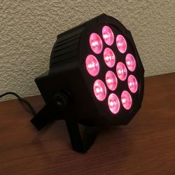 Projecteur Par 12 led rgbw avec télécommande 220volts