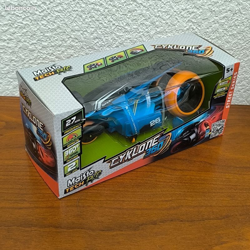 Moto cascadeuse RC (radio guidée) belles accélérations, fait des tetes à queue grace à ses roues arrières