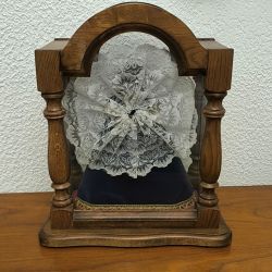  Vierge à l’Enfant sous globe (niche en bois)