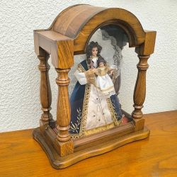  Vierge à l’Enfant sous globe (niche en bois)