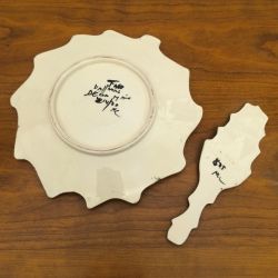 Plat à gâteau avec pelle à tarte VALLAURIS signé FASE (Faience Artistique du Sud Est) - FAIENCE / CERAMIQUE décor à la main moti