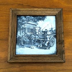 Petit cadre en bois contenant un carreau émaillé type delft